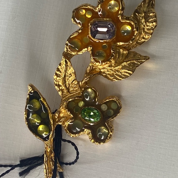 Christian LaCroix Vintage Gold Toned Enamel double flower pin brooch New - Picture 7 of 16